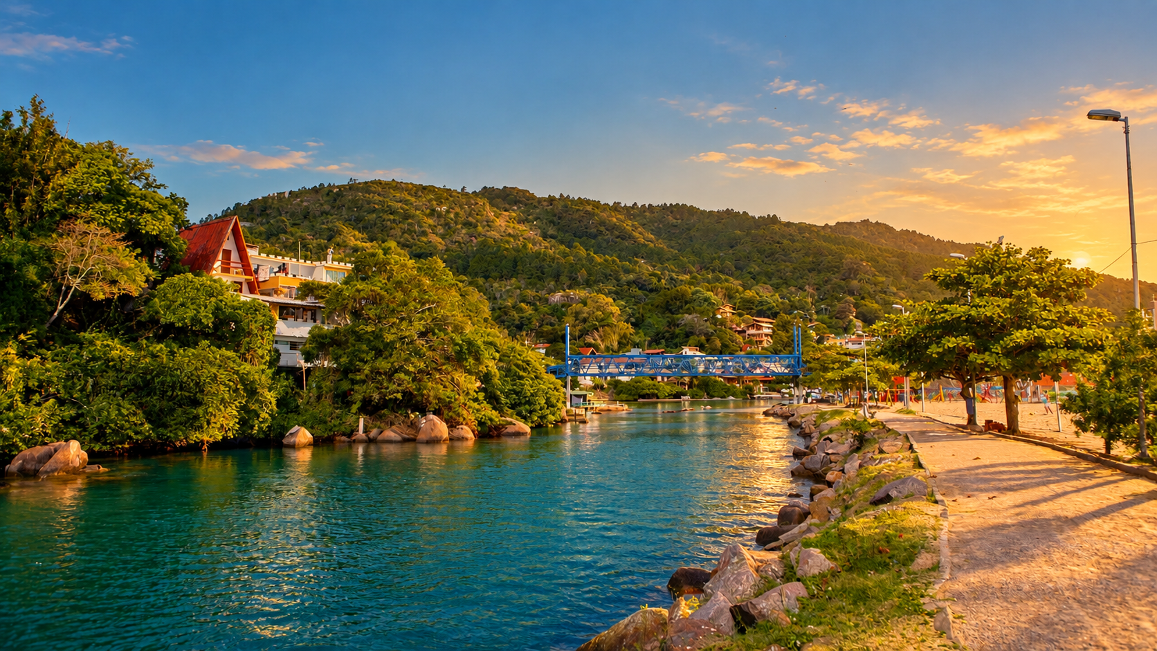 Canal da Barra da Lagoa em fotografia cinematográfica, entre a vila e o mar.